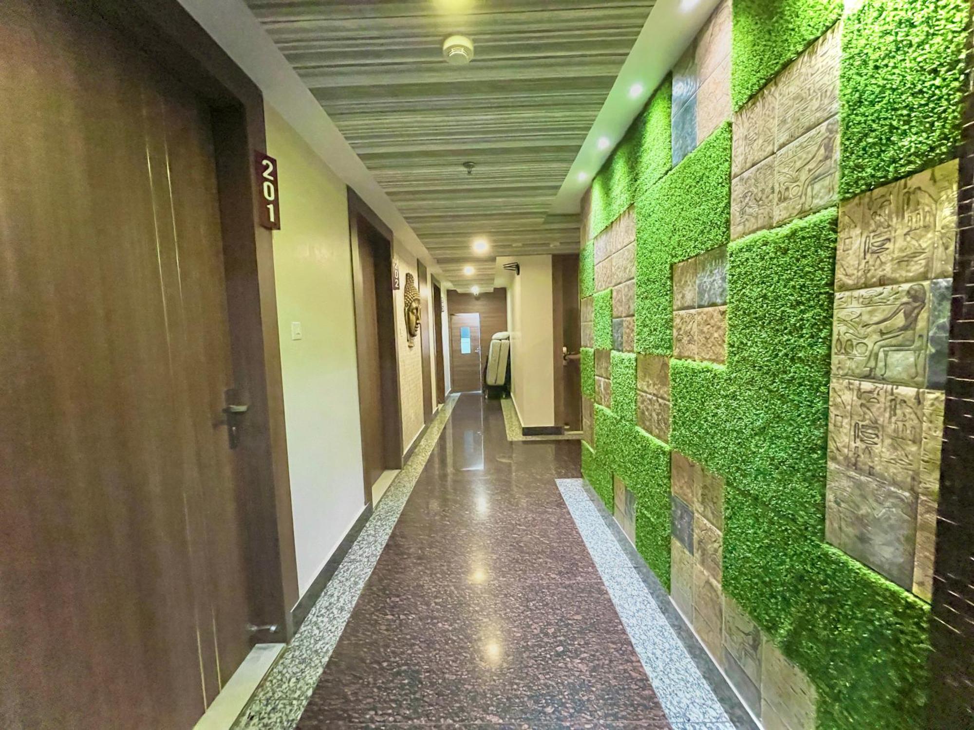 Hotel Kuber Palace ! Puri Near-Sea-Beach-And-Temple Fully-Air-Conditioned-Hotel With-Lift-And-Parking-Facility Exterior foto