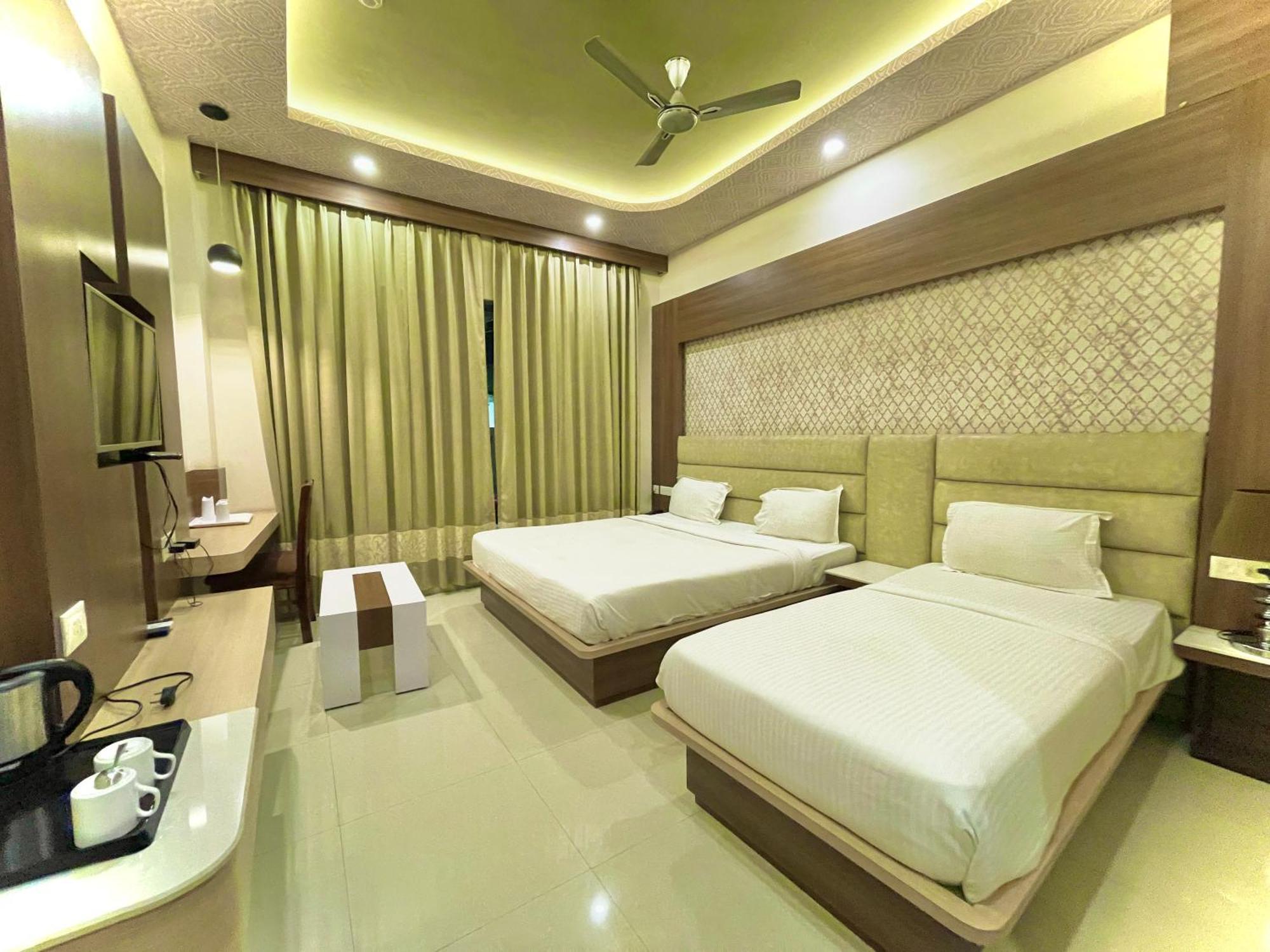 Hotel Kuber Palace ! Puri Near-Sea-Beach-And-Temple Fully-Air-Conditioned-Hotel With-Lift-And-Parking-Facility Exterior foto